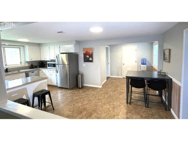 76484 PORTAL Dr, Oakridge, OR 97463