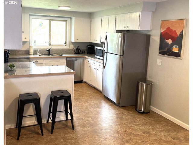 76484 PORTAL Dr, Oakridge, OR 97463