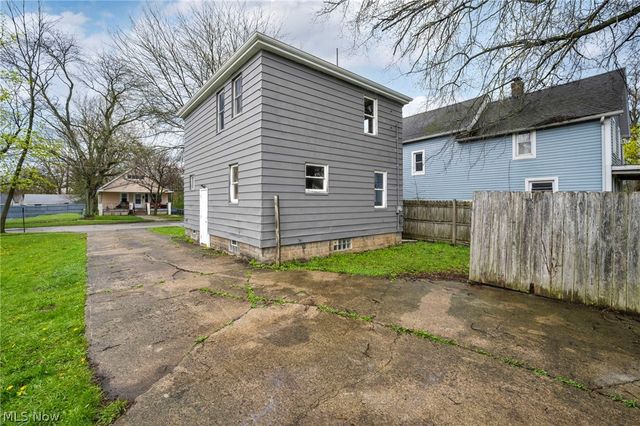 330 18th Street, Elyria, OH 44035