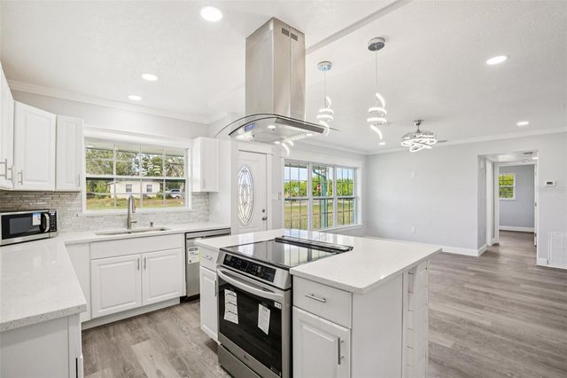 215 17TH STREET NW, Ruskin, FL 33570