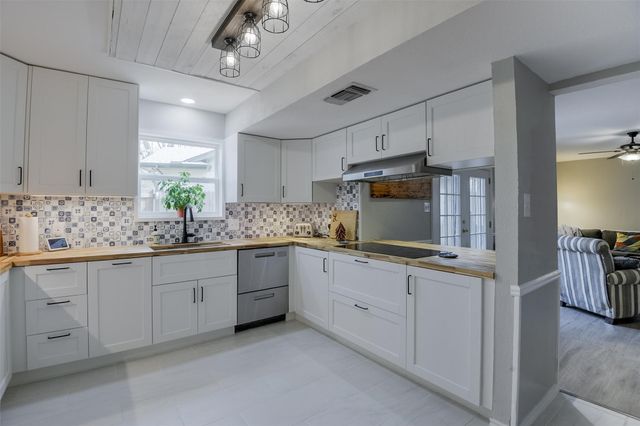 2205 Prestonwood Drive, Arlington, TX 76012