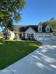 104 Bogey Court, Hampstead, NC 28443