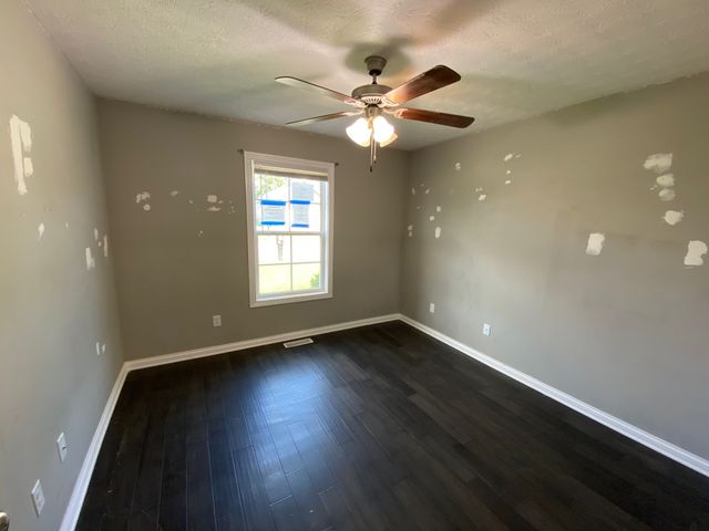 813 Pleasant Meadow Ln, Bowling Green, KY 42101
