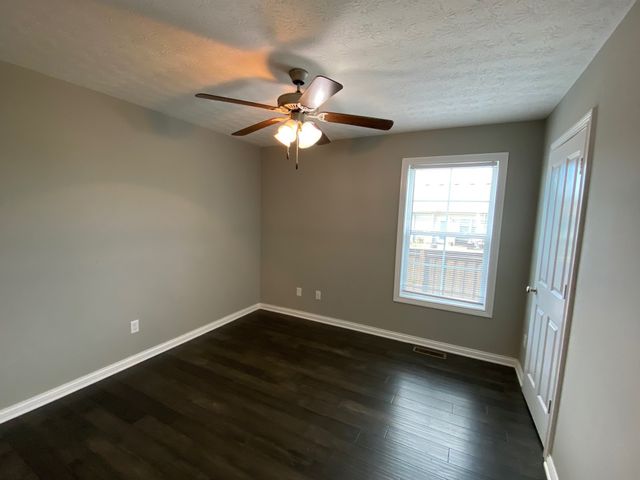 813 Pleasant Meadow Ln, Bowling Green, KY 42101