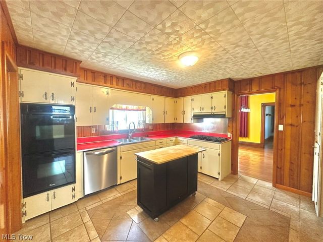 427 Columbia Avenue, Williamstown, WV 26187