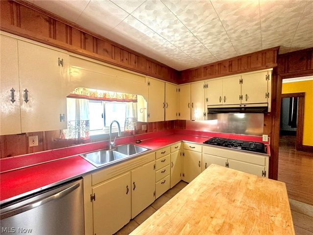 427 Columbia Avenue, Williamstown, WV 26187