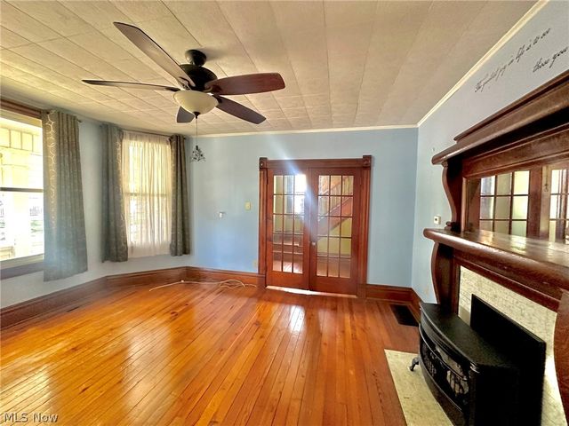 427 Columbia Avenue, Williamstown, WV 26187