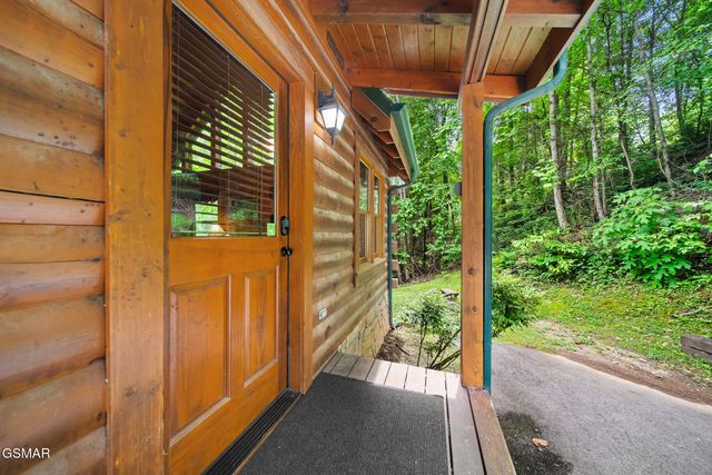 756 Yona Trail Way, Gatlinburg, TN 37738