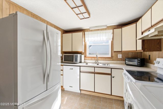 2 Northeast Drive, Manahawkin, NJ 08050