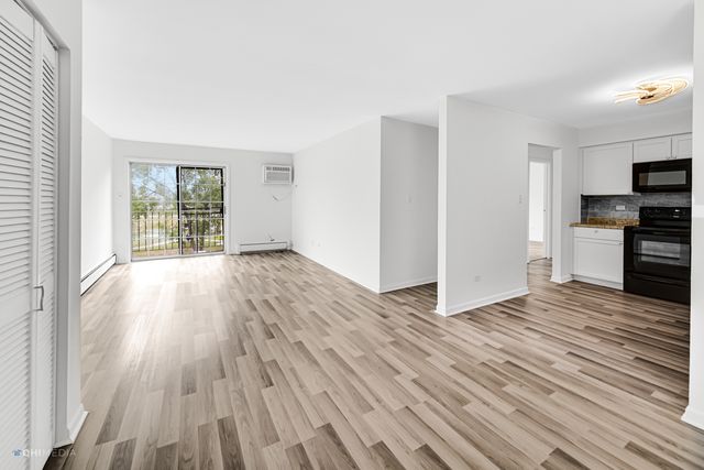 113 ELK Trail 313, Carol Stream, IL 60188