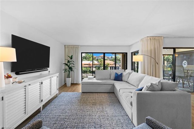 6710 Pelican Bay BLVD 422, Naples, FL 34108