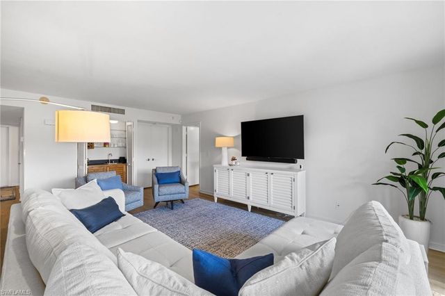 6710 Pelican Bay BLVD 422, Naples, FL 34108