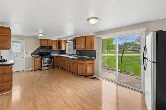215 Tollview Court, Gilberts, IL 60136