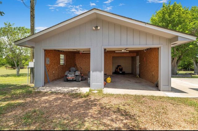 2460 State Highway 95 Highway N, Moulton, TX 77975