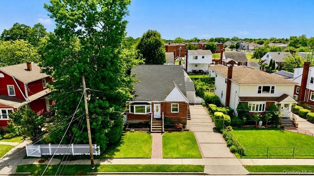 27 Alice Court, East Rockaway, NY 11518