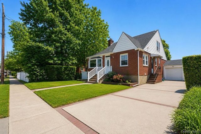 27 Alice Court, East Rockaway, NY 11518