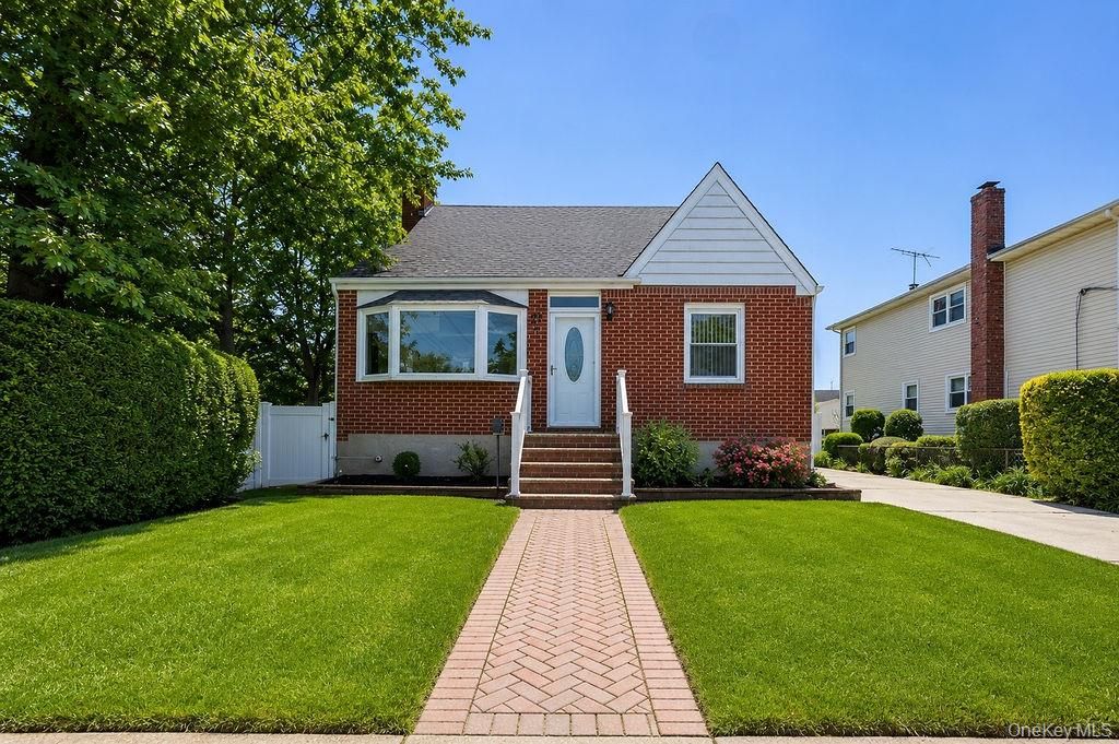 27 Alice Court, East Rockaway, NY 11518