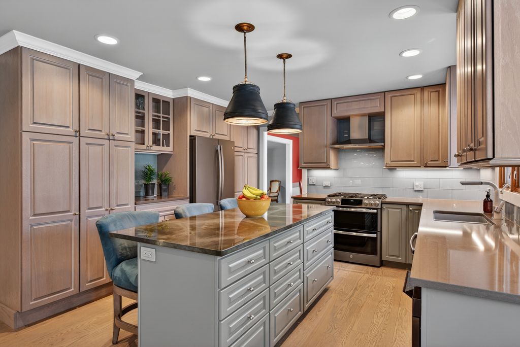 Image 11 of property listing at 2408 Arlingdale Drive, Palatine, IL 60067