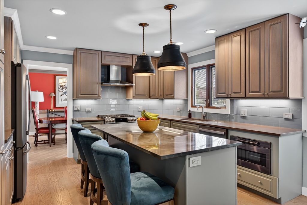 Image 12 of property listing at 2408 Arlingdale Drive, Palatine, IL 60067