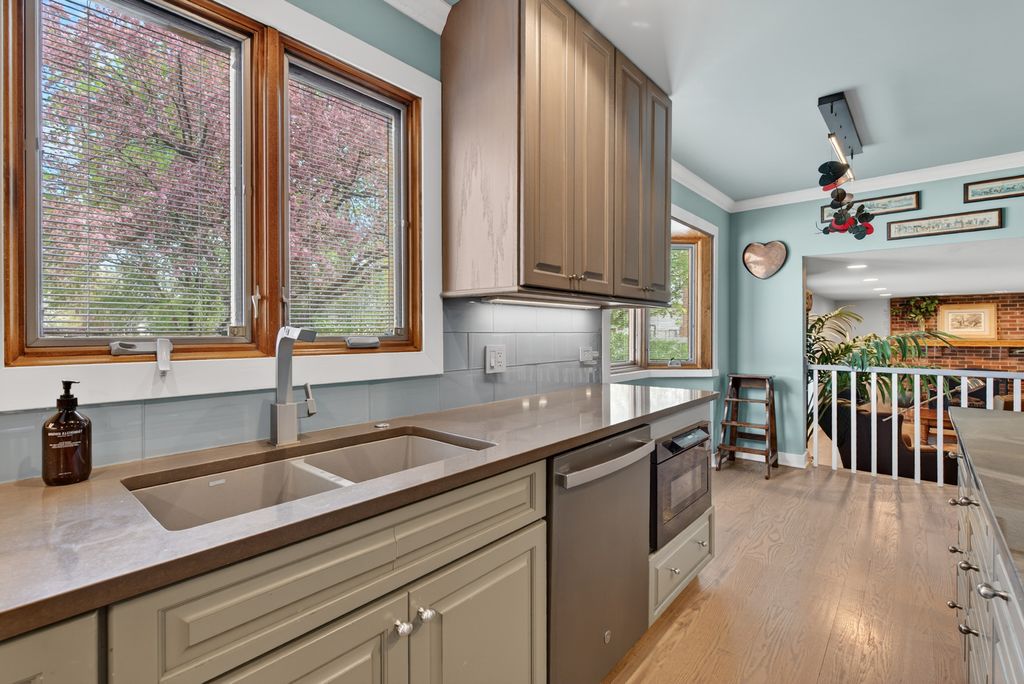 Image 13 of property listing at 2408 Arlingdale Drive, Palatine, IL 60067