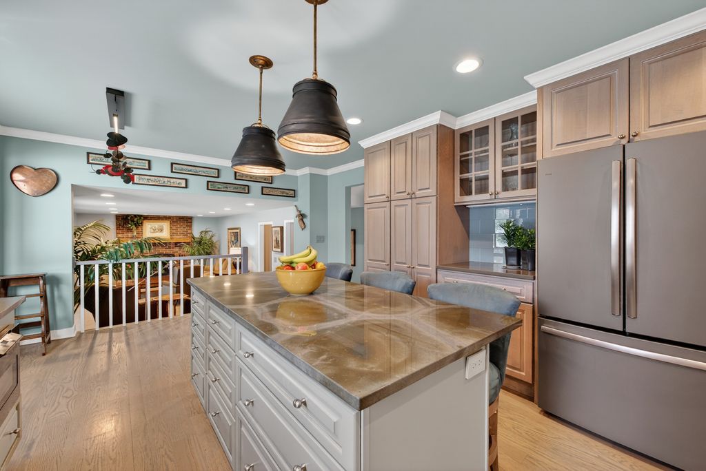 Image 14 of property listing at 2408 Arlingdale Drive, Palatine, IL 60067