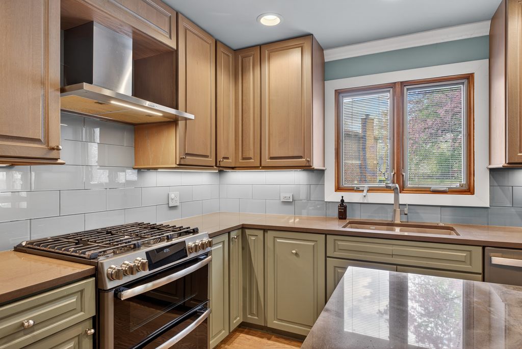 Image 15 of property listing at 2408 Arlingdale Drive, Palatine, IL 60067
