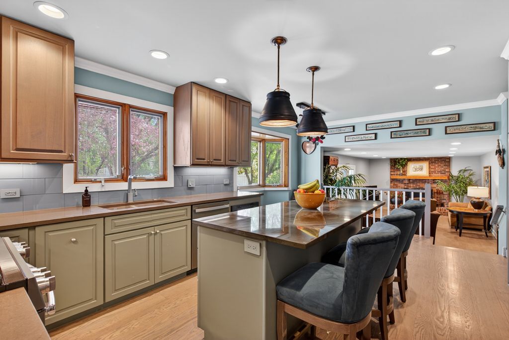Image 16 of property listing at 2408 Arlingdale Drive, Palatine, IL 60067