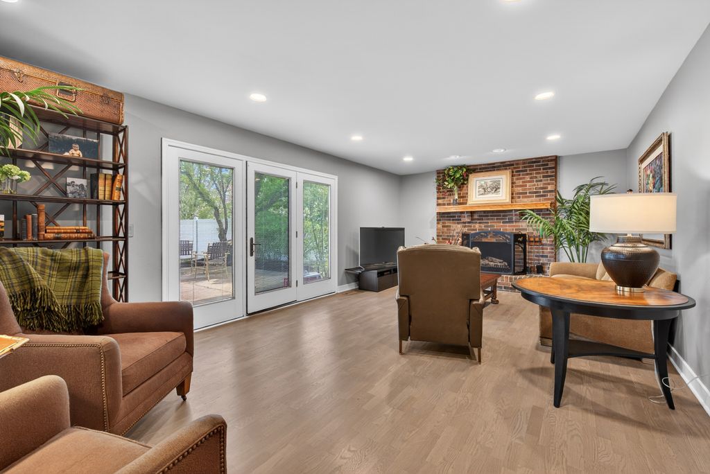 Image 17 of property listing at 2408 Arlingdale Drive, Palatine, IL 60067