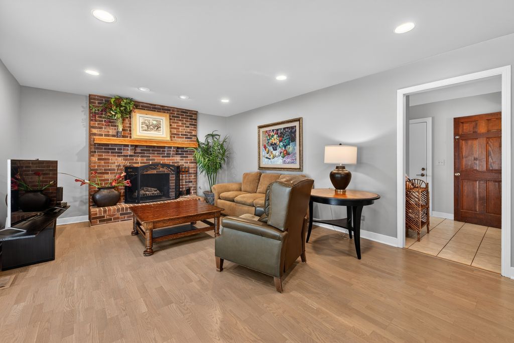 Image 18 of property listing at 2408 Arlingdale Drive, Palatine, IL 60067