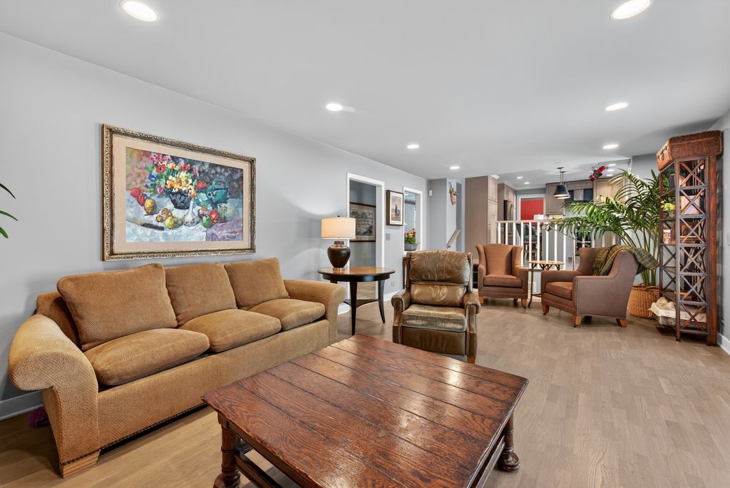 Image 19 of property listing at 2408 Arlingdale Drive, Palatine, IL 60067