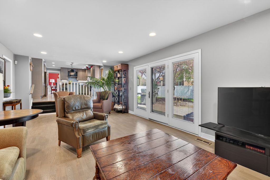 Image 20 of property listing at 2408 Arlingdale Drive, Palatine, IL 60067