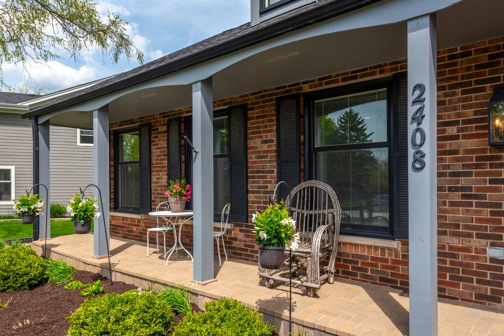 Image 3 of property listing at 2408 Arlingdale Drive, Palatine, IL 60067