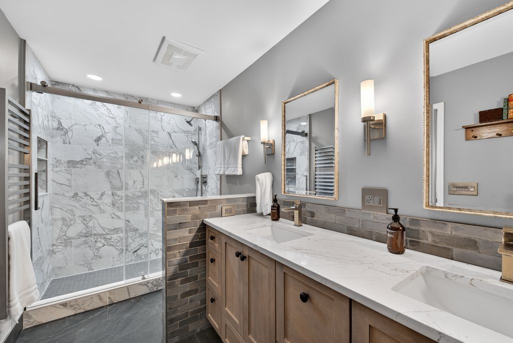 Image 24 of property listing at 2408 Arlingdale Drive, Palatine, IL 60067