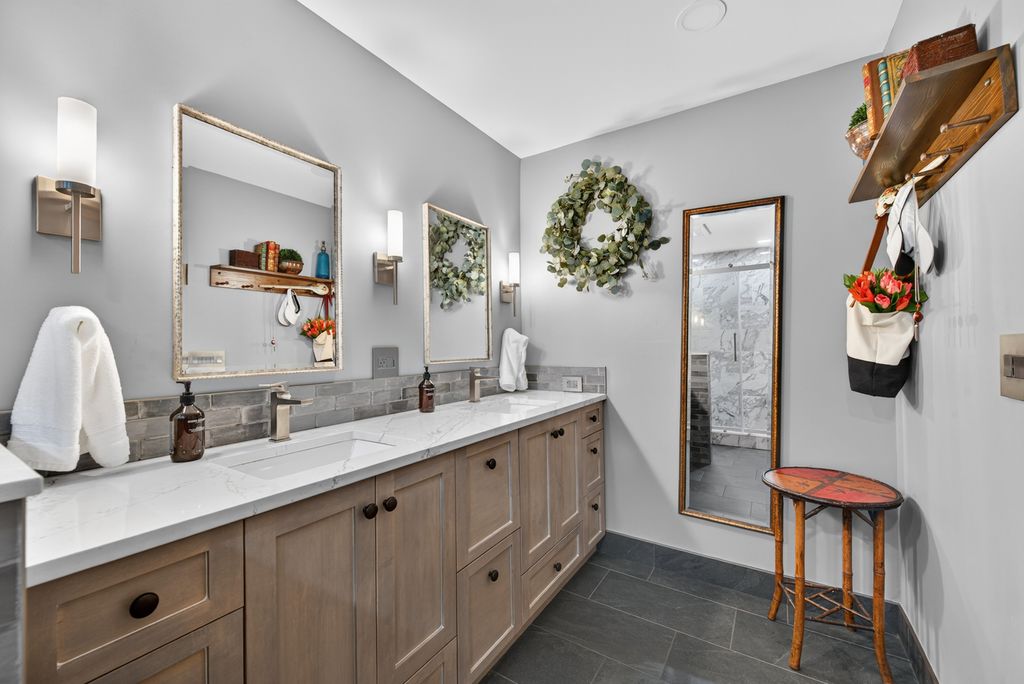 Image 25 of property listing at 2408 Arlingdale Drive, Palatine, IL 60067