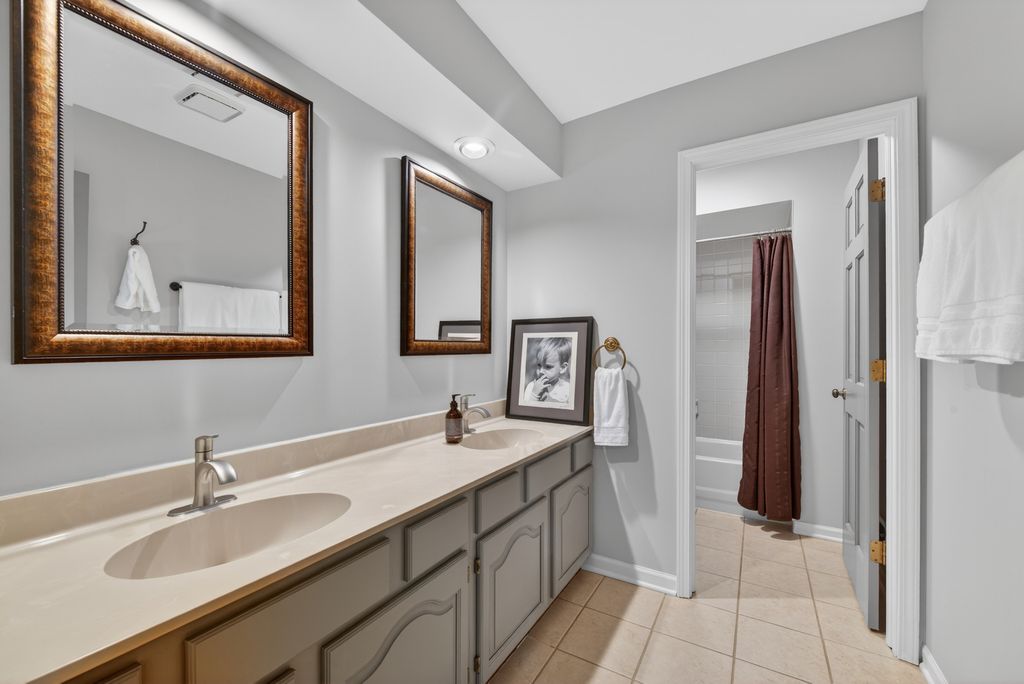 Image 30 of property listing at 2408 Arlingdale Drive, Palatine, IL 60067