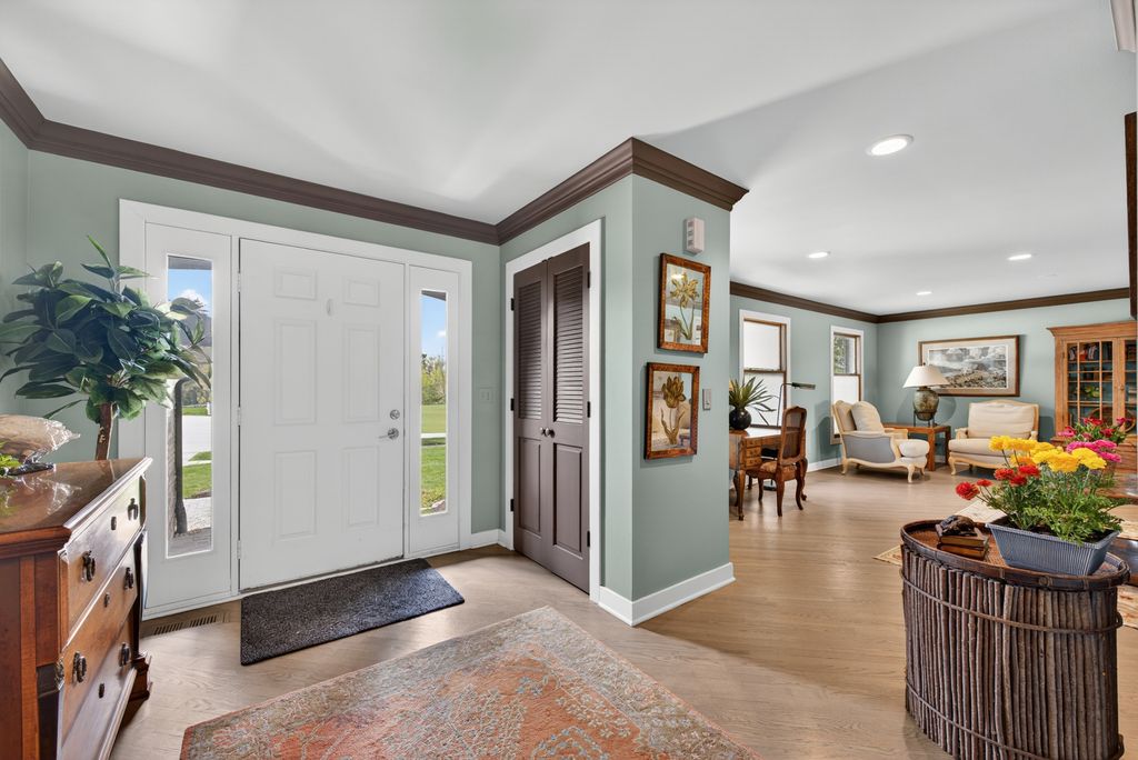 Image 4 of property listing at 2408 Arlingdale Drive, Palatine, IL 60067