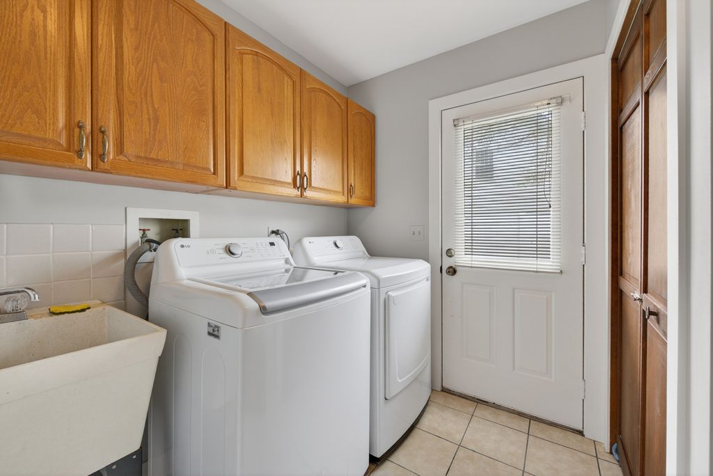 Image 33 of property listing at 2408 Arlingdale Drive, Palatine, IL 60067