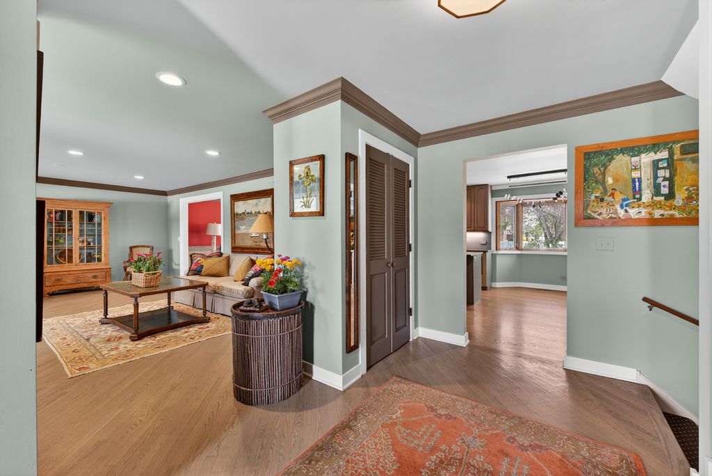 Image 5 of property listing at 2408 Arlingdale Drive, Palatine, IL 60067