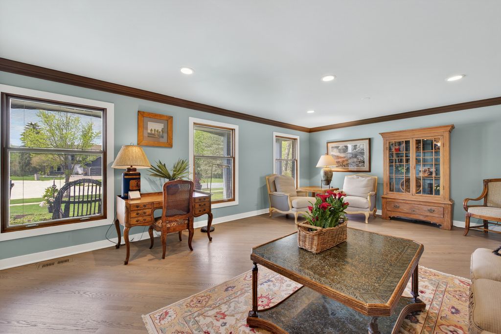 Image 8 of property listing at 2408 Arlingdale Drive, Palatine, IL 60067