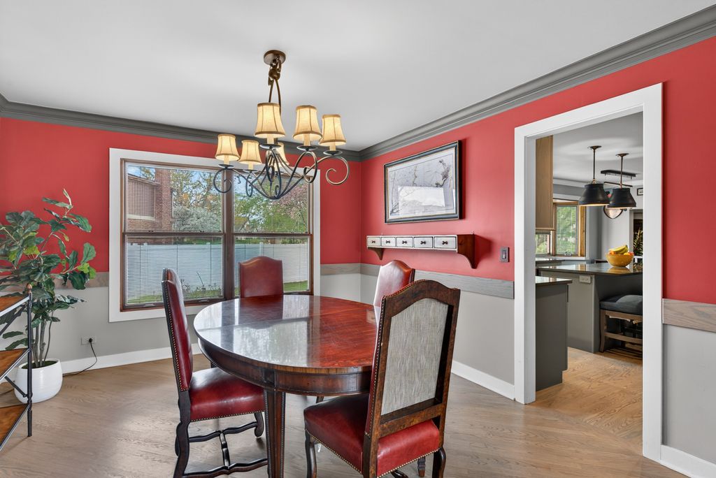 Image 9 of property listing at 2408 Arlingdale Drive, Palatine, IL 60067