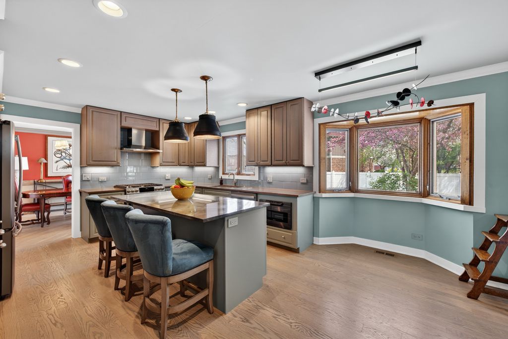 Image 10 of property listing at 2408 Arlingdale Drive, Palatine, IL 60067
