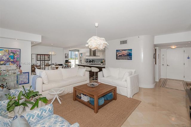 19707 E Turnberry Way 5E, Aventura, FL 33180