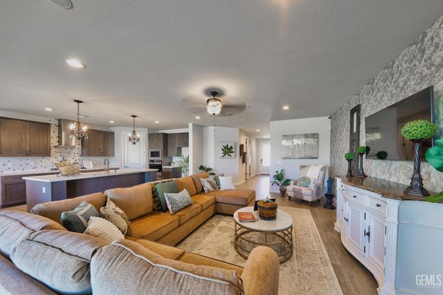 11008 Alcazar Avenue, Bakersfield, CA 93311