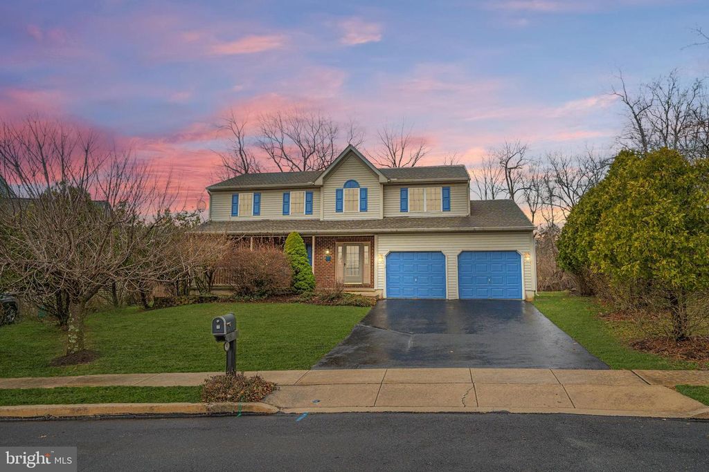 Image 2 of property listing at 40 ELK CT, Reading, PA 19606