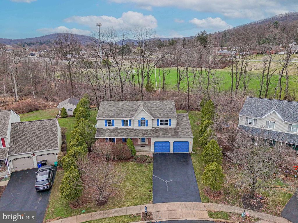 Image 3 of property listing at 40 ELK CT, Reading, PA 19606