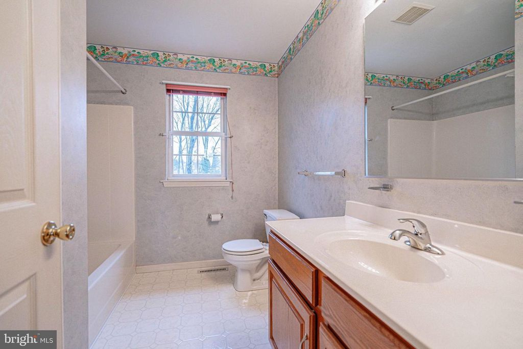 Image 34 of property listing at 40 ELK CT, Reading, PA 19606
