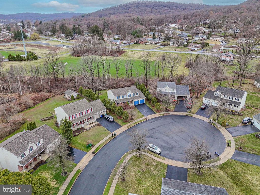 Image 4 of property listing at 40 ELK CT, Reading, PA 19606