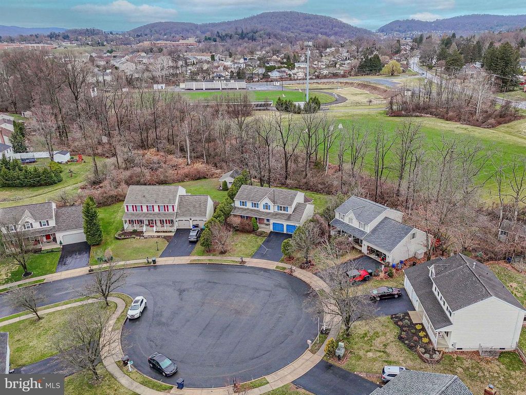 Image 5 of property listing at 40 ELK CT, Reading, PA 19606