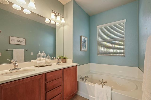 82 W Luna Loca Ln, Mountain House, CA 95391