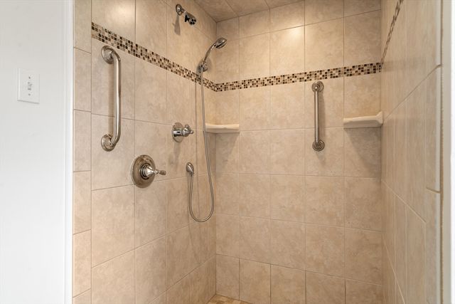 41 Country Ln, Westwood, MA 02090